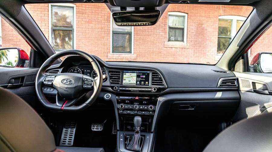 Торпедо Hyundai Elantra Sport (AD) 2018 года  (NA) (фото 17 из 28)